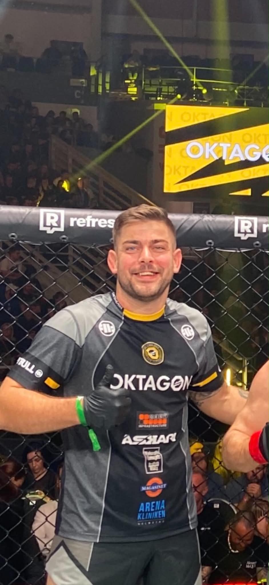 Coach vid en MMA-bur